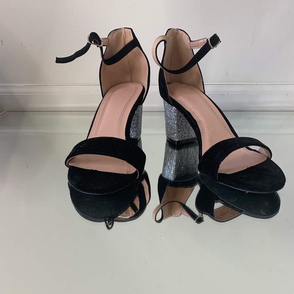 Chase & Chloe Black Shoe with Glitter Heels